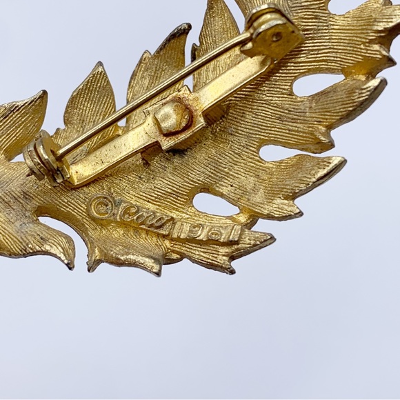 Coro 1961 vintage retro gold tone textured wavy leaf brooch pin - Picture 3 of 9